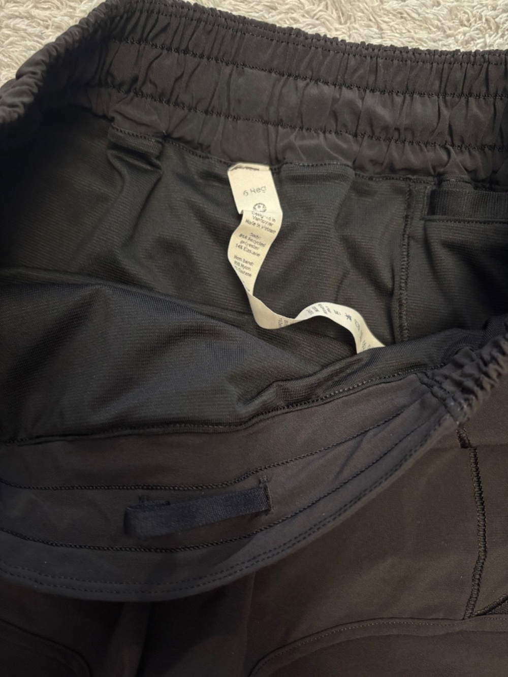 Lululemon 2.5" Black Hotty Hot Shorts Size 6 - Picture 6 of 7